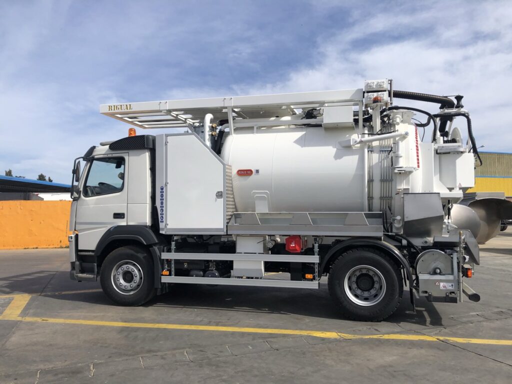 Camión mixto de desatasco y limpieza con cisterna Rigual de 9000 litros con cassette superior y devanadera