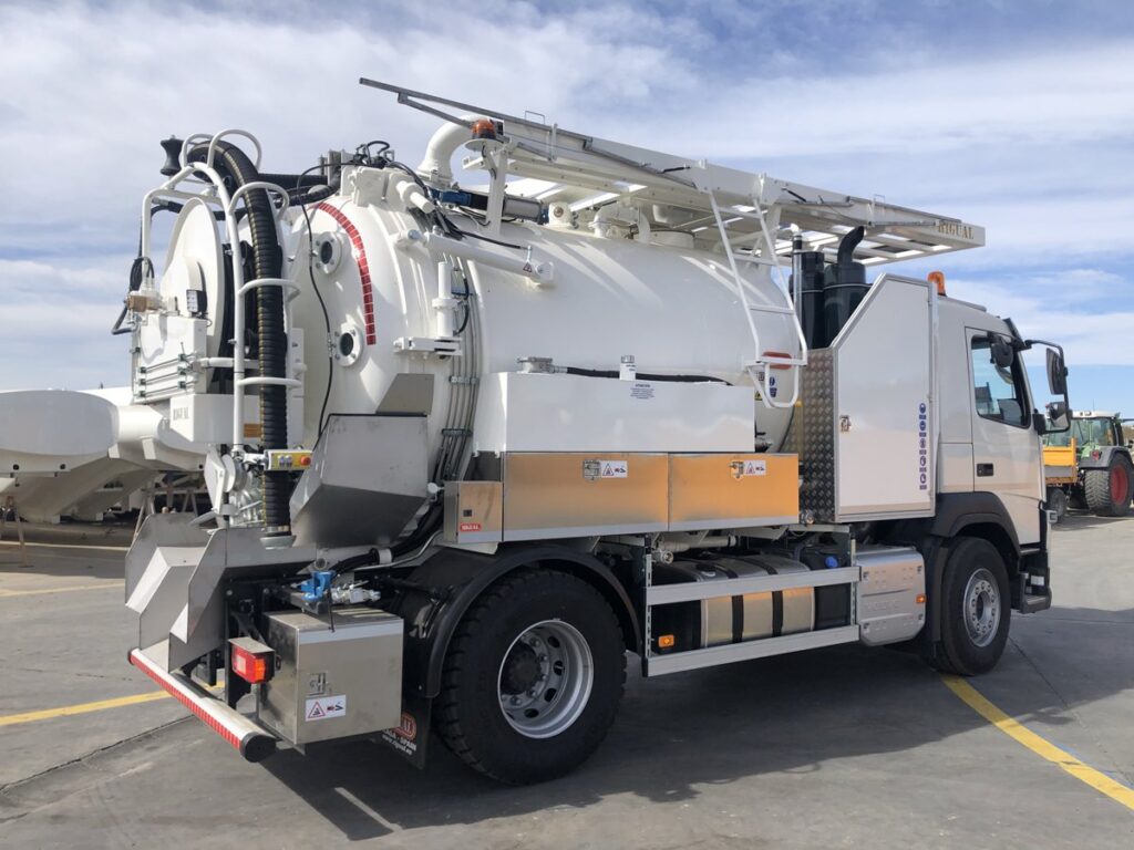 Camión mixto desatasco y limpieza con cisterna Rigual de acero de 9000 litros con cassette superior y devanadera