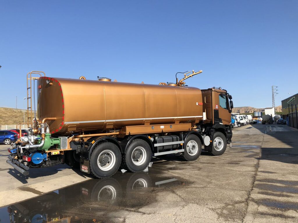 Camión con cisterna Rigual de 28000 litros en acero inoxidable