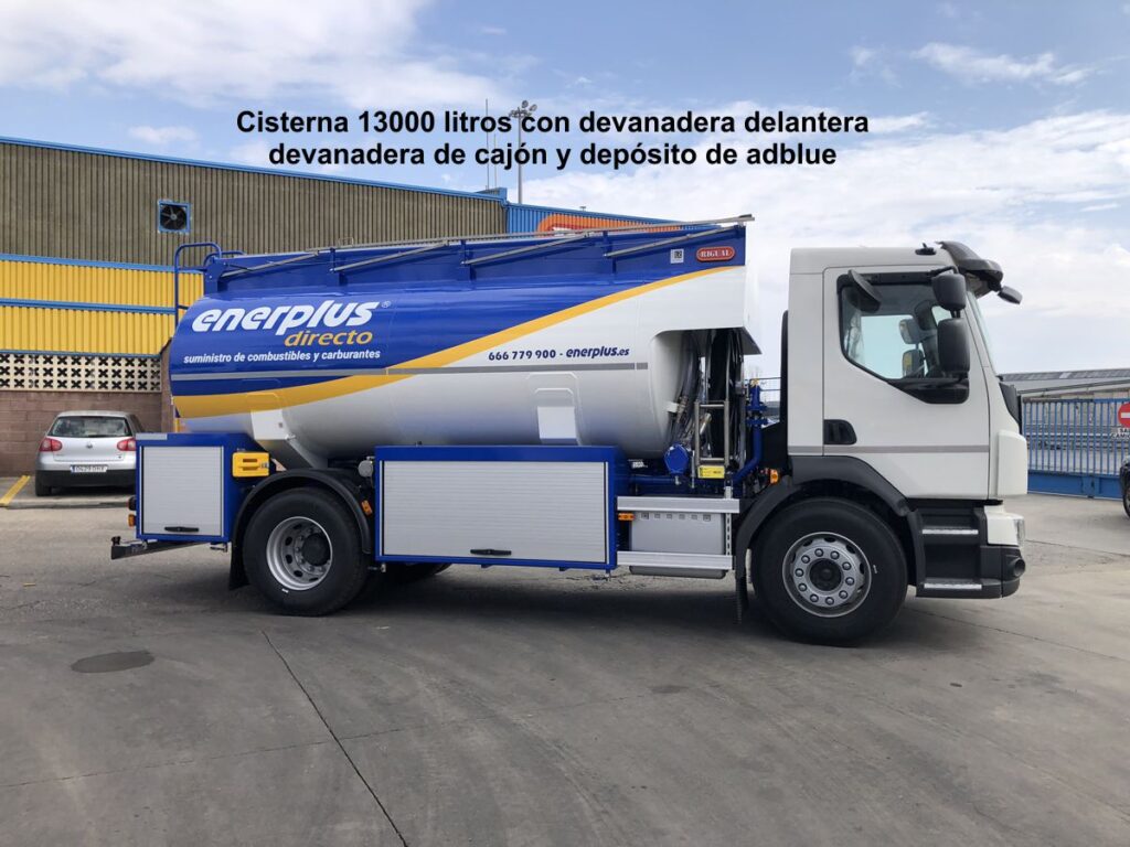 Cisterna 13000 rigual con devanadera delantera, devanadera de cajón y depósito de adblue sobre chasis volvo