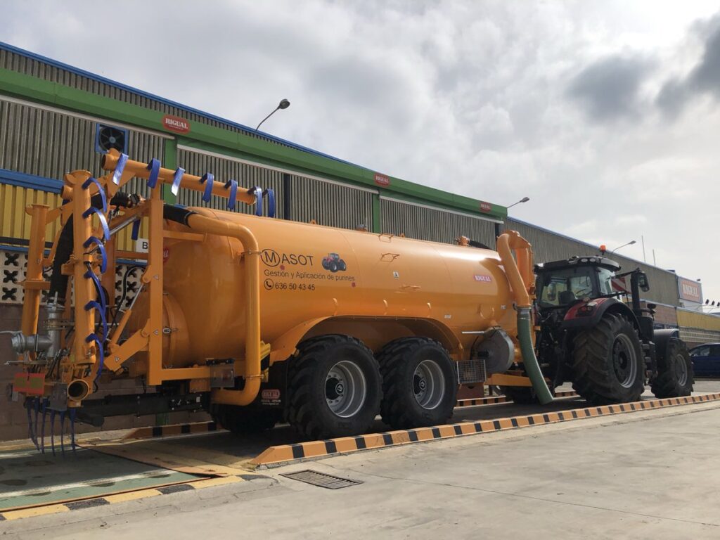 Cisterna tandem Rigual con paso de rueda de 24000 litros con Eco 9_20, brazo de carga doble y acelerador de carga