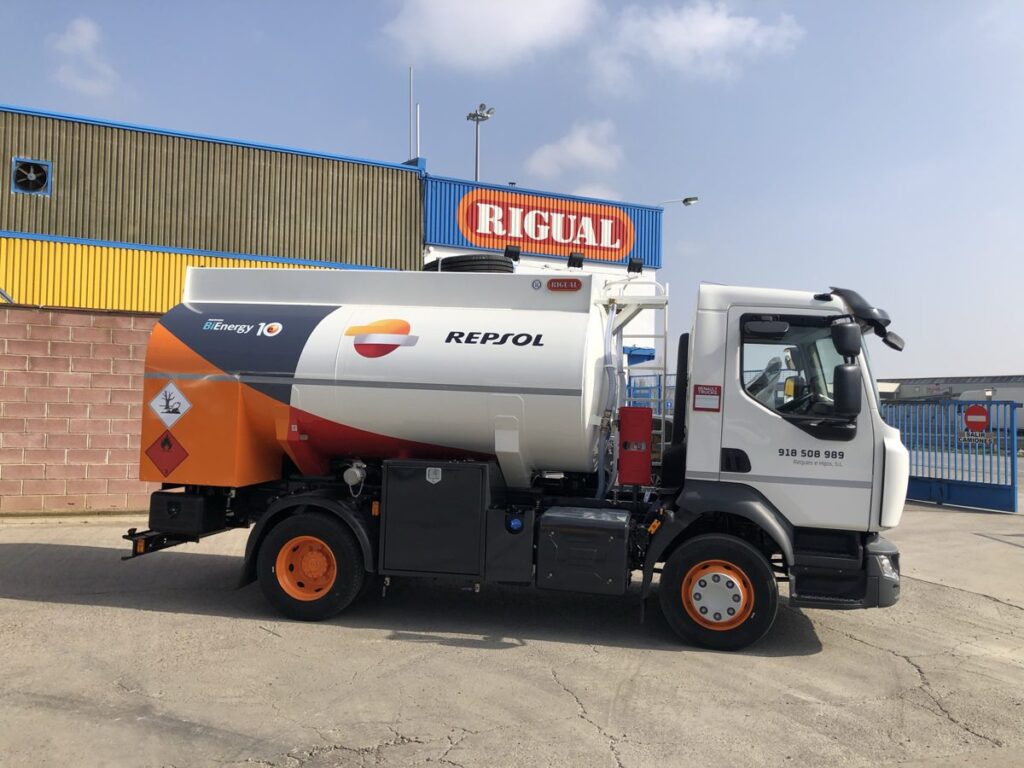 Cisterna Rigual para carburante de 8000 litros sobre chasis con capilla trasera