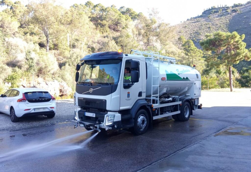 Camión de riego y baldeo con cisterna Rigual de 9000 litros