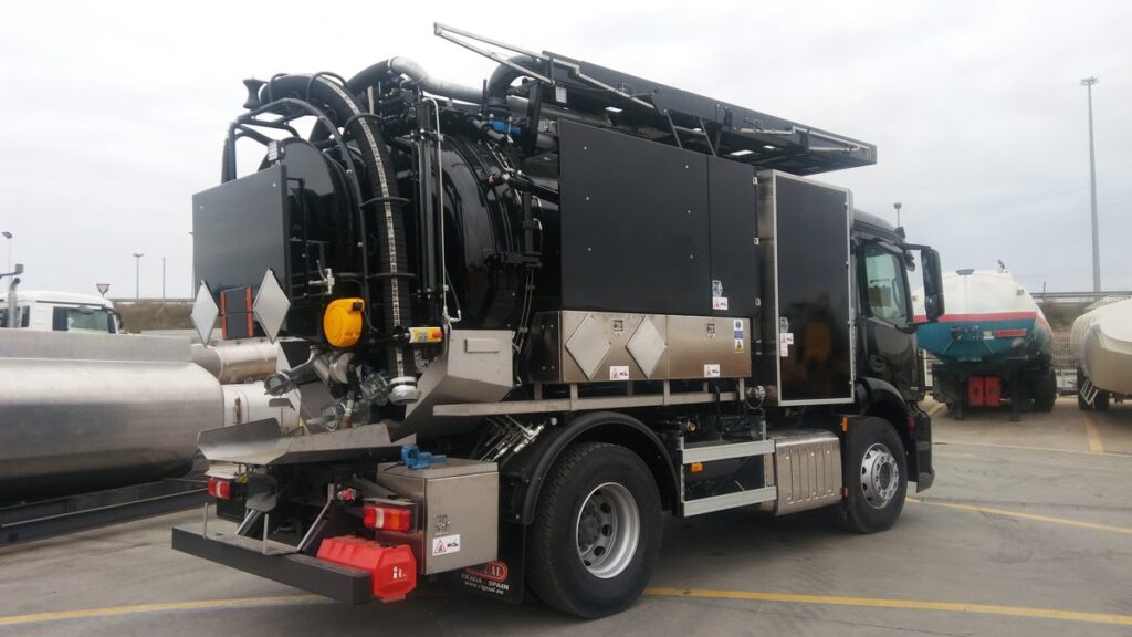 Camion de destascos y limpieza con cisterna de 9000 litros en dos compartimentos y normativa ADR