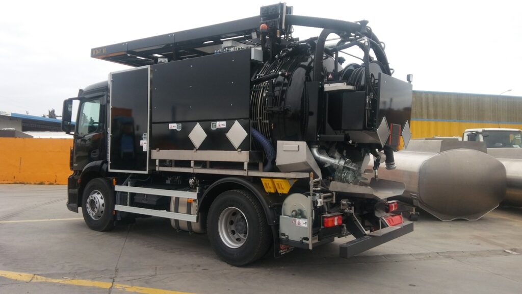 Camion de destascos y limpieza de 9000 litros en dos compartimentos y normativa ADR