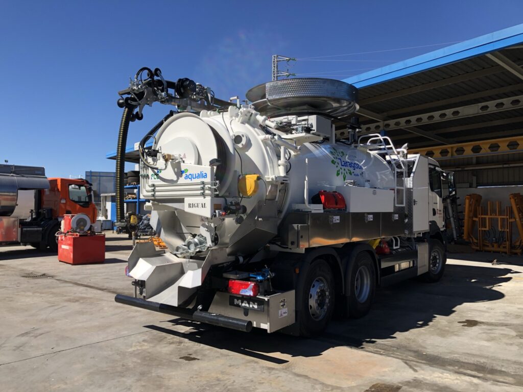 Camion mixto desatasco y limpieza con cisterna Rigual de 12000 litros con devanadera superior