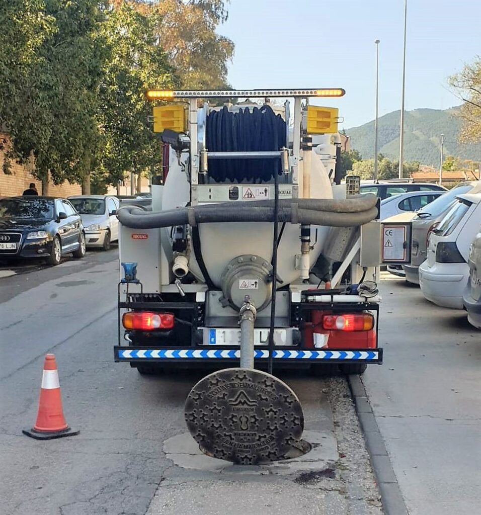 Camión mixto de desatasco y limpieza gama City con cisterna Rigual de 3000 litros en dos compartimentos