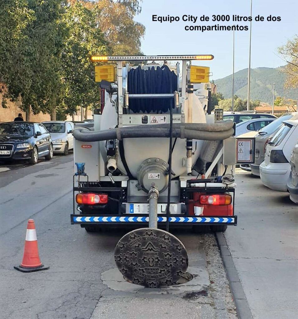 Camión mixto de desatasco y limpieza gama City con cisterna Rigual de 3000 litros en dos compartimentos