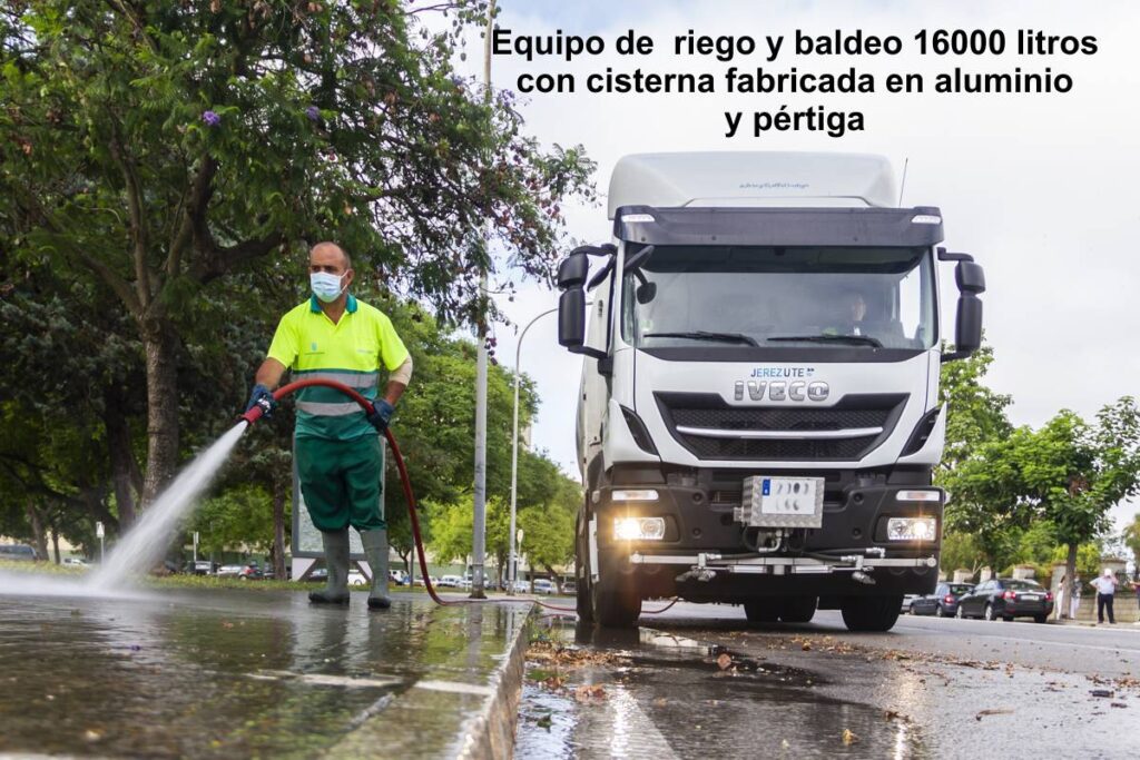 Camión de riego y baldeo con cisterna Rigual de 16000 litros con barra de riego delantera