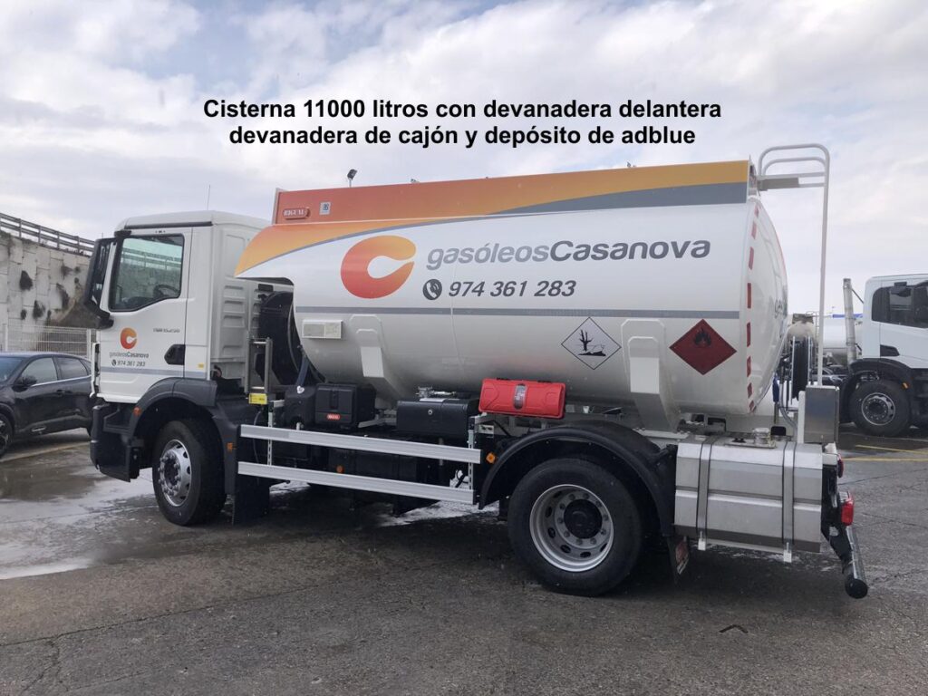 Cisterna rigual de 11000 litros con devanadera delantera, devanadera de cajón y depósito de adblue sobre chasis Man