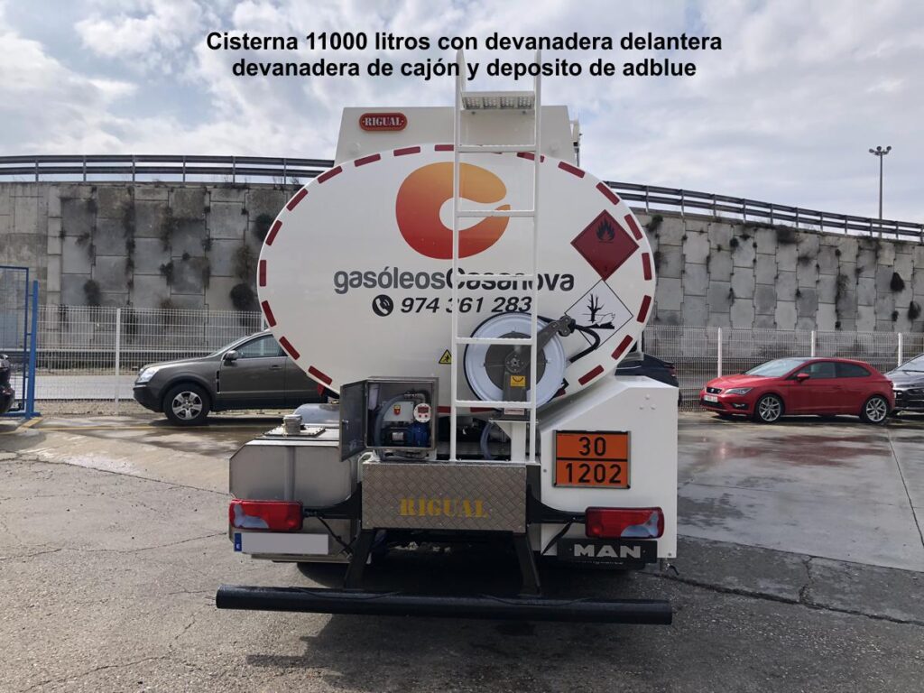 Cisterna de 11000 litros con devanadera delantera, devanadera de cajón y depósito de adblue sobre chasis Man