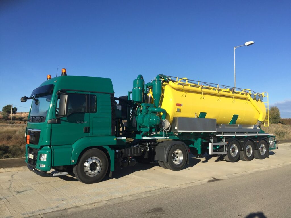 Semirremolque con cisterna Rigual de 22000 litros en acero inoxidable