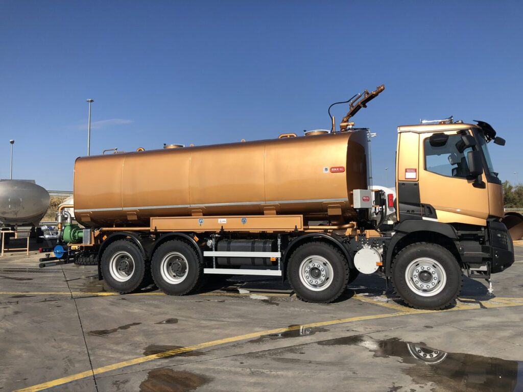 Camión con cisterna Rigual de 28000 litros en acero inoxidable