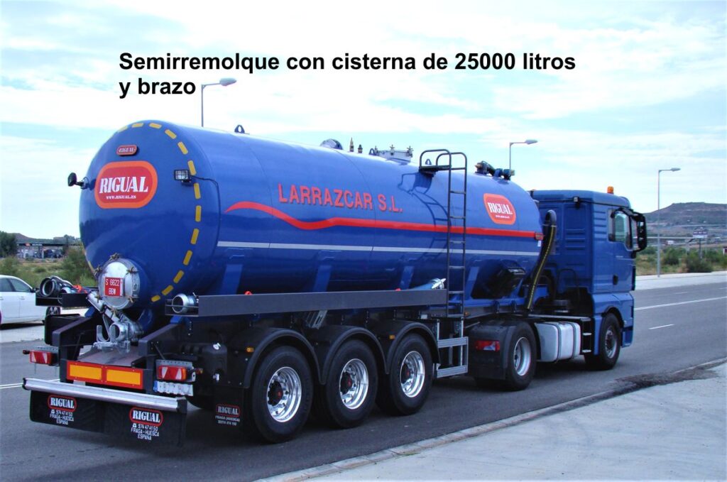 Semirremolque con cisterna de 25000 litros y brazo