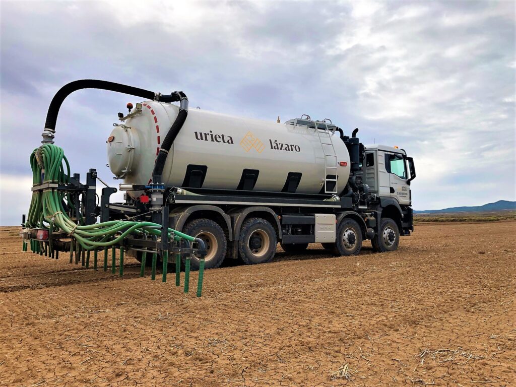 Camión de 4 ejes con cisterna de 22000 litros rigual y aplicador plus 9/30