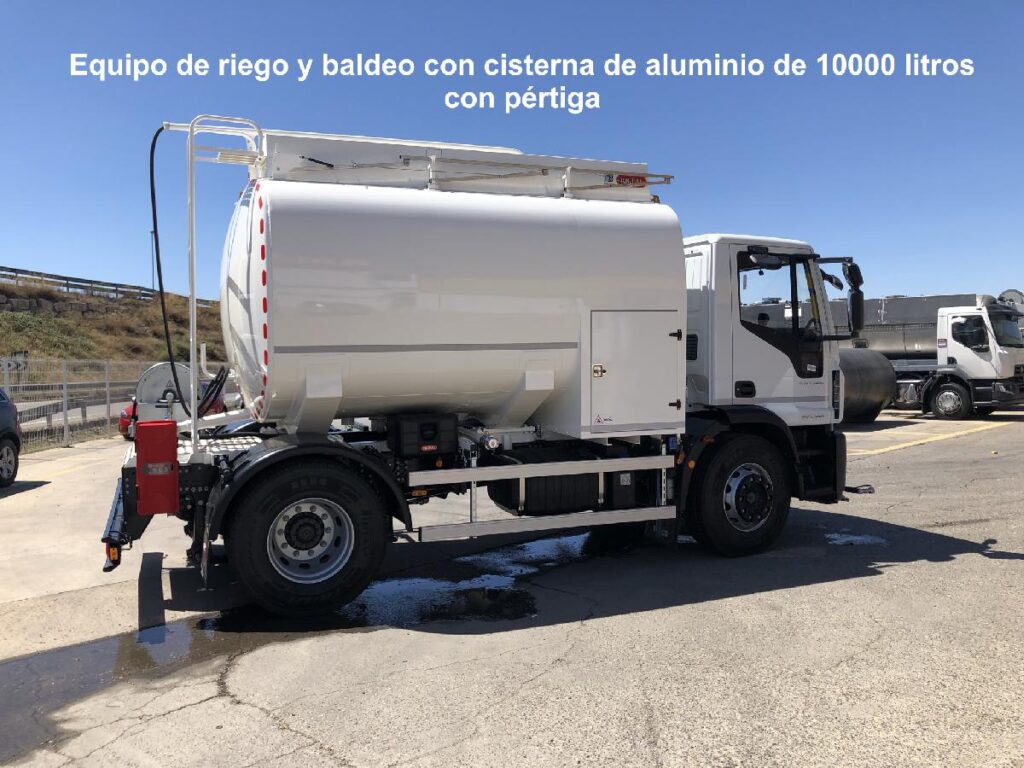 Camión de riego y baldeo con cisterna rigual de 10000 litros fabricada en aluminio y pertiga superior