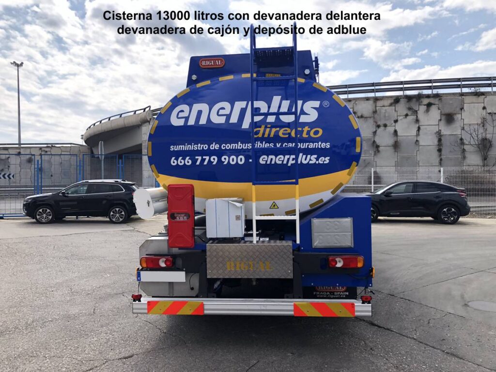 Cisterna 13000 rigual con devanadera delantera, devanadera de cajón y depósito de adblue sobre chasis volvo