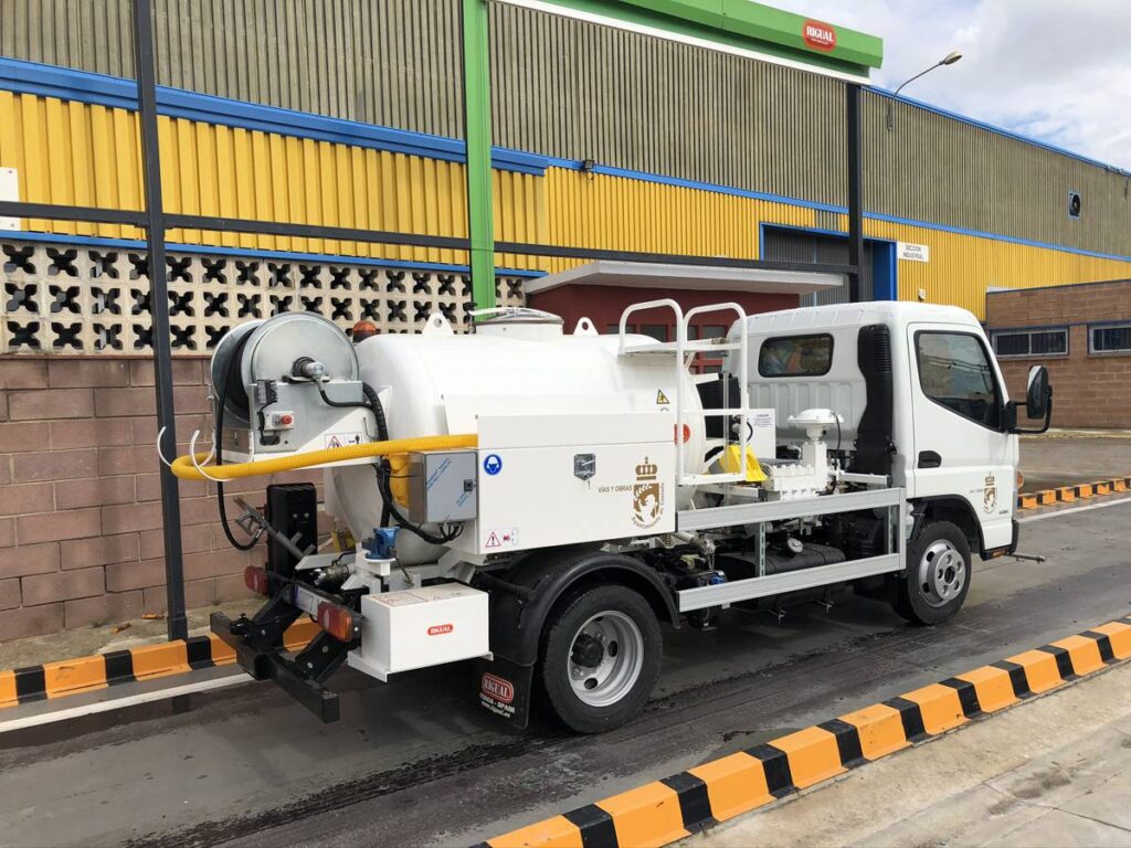 Camión con cisterna Rigual de 2000 con barra de riego y bomba de agua