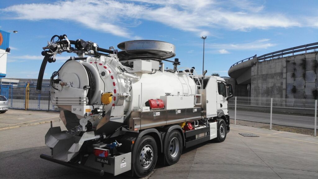 Camion mixto desatasco y limpieza con cisterna Rigual de 12000 litros en dos compartimentos con devanadera superior