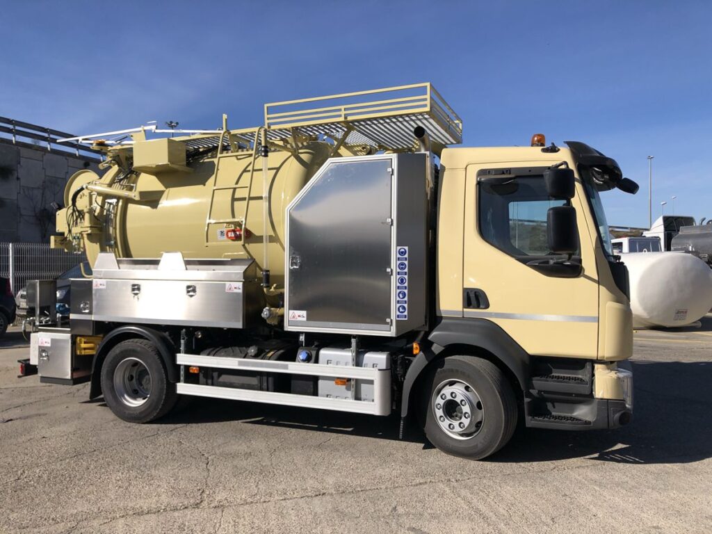 Camión mixto de desatasco y limpieza con cisterna Rigual de 8000 litros de acero inoxidable