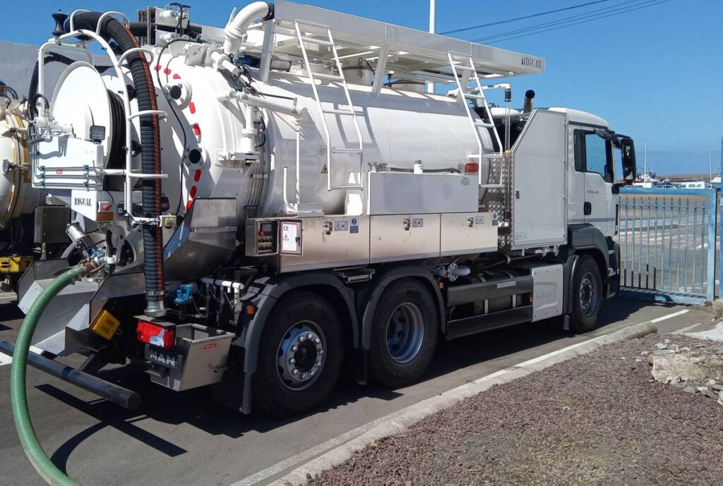 Equipo mixto desatasco y limpieza con cisterna Rigual de 12000 litros con cassette