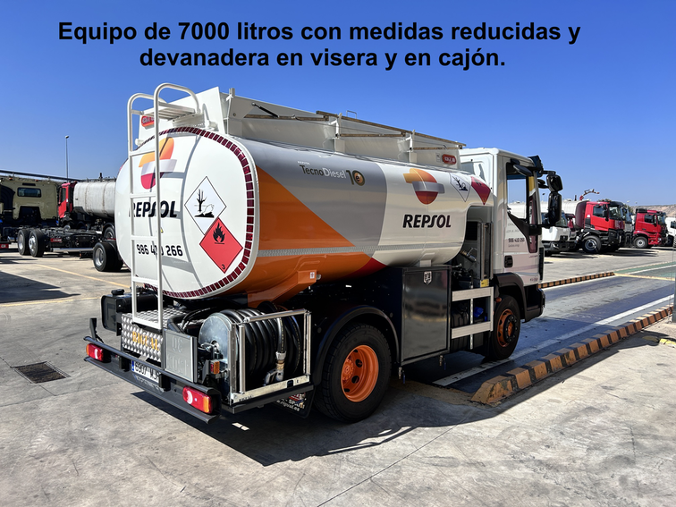camión cisterna de Repsol, diseñado para el transporte y suministro de gasóleo a domicilio.