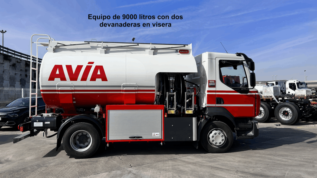 camión cisterna con una capacidad de 9000 litros, equipado con dos devanaderas en la visera