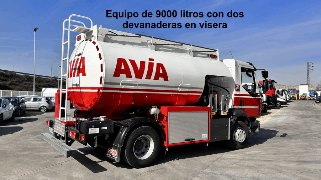 camión cisterna de combustible con la marca