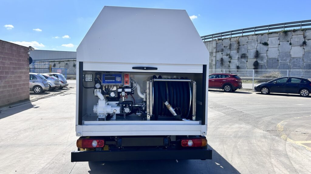 parte trasera de un vehículo que transporta una hidrolimpiadora industrial o equipo de limpieza a alta presión.