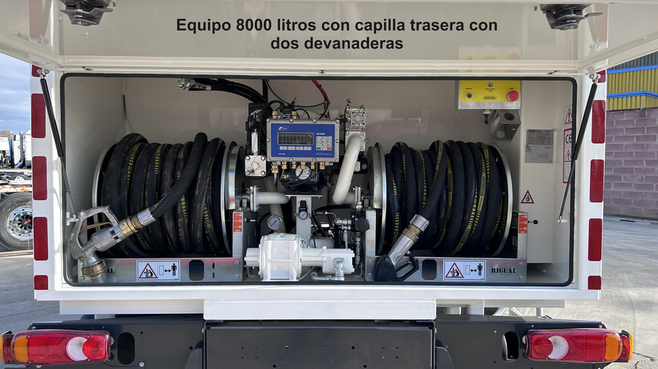 equipo cisterna de 8000 litros con capilla trasera y dos devanaderas