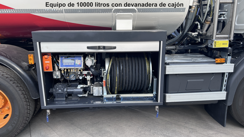 equipo de 10.000 litros con una devanadera de cajón, que forma parte de un camión cisterna