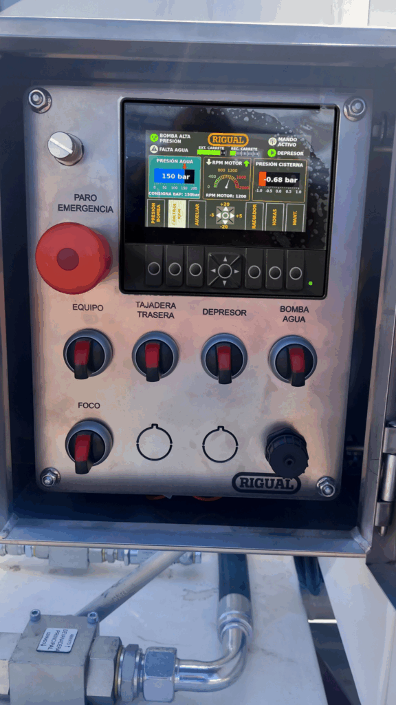 panel de control de un equipo industrial,