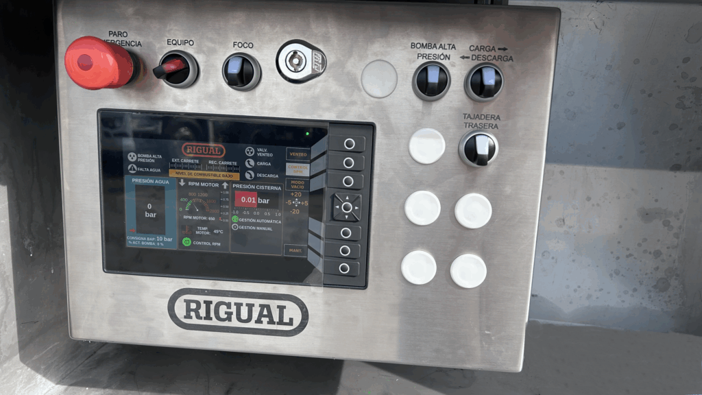 panel de control de una máquina fabricada por RIGUAL. RIGUAL