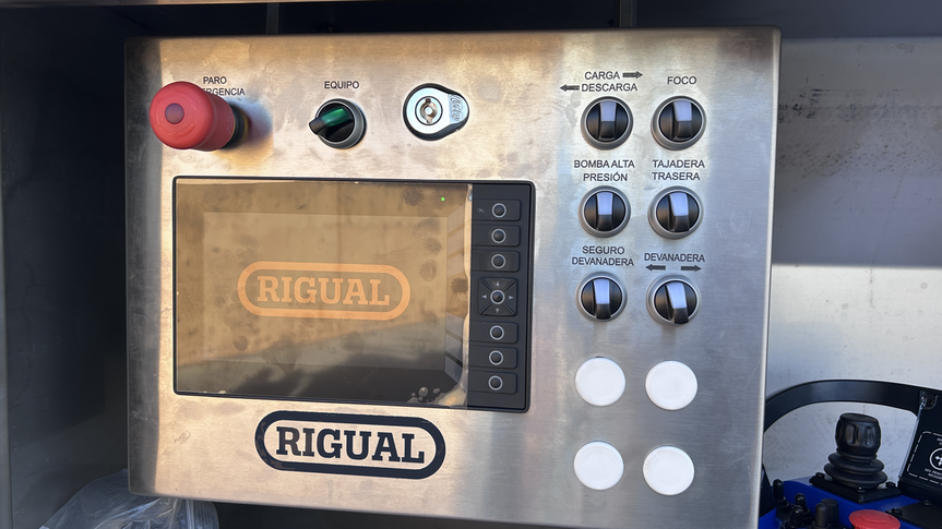 panel de control de una cisterna fabricada por Rigual,