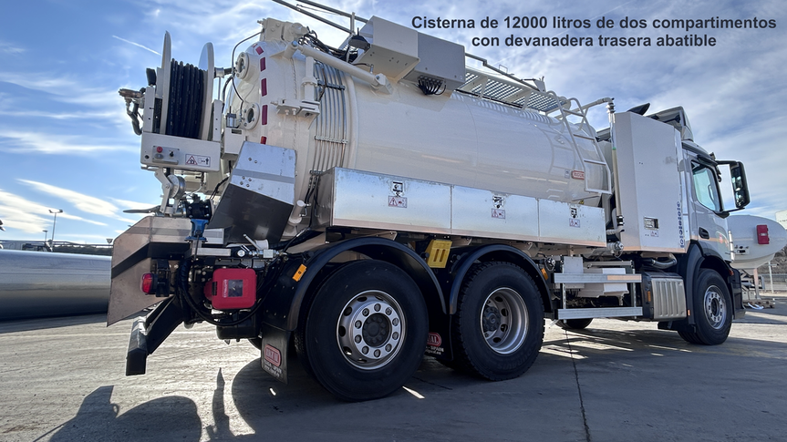 cisterna de 12.000 litros con dos compartimentos y una devanadera trasera abatible.