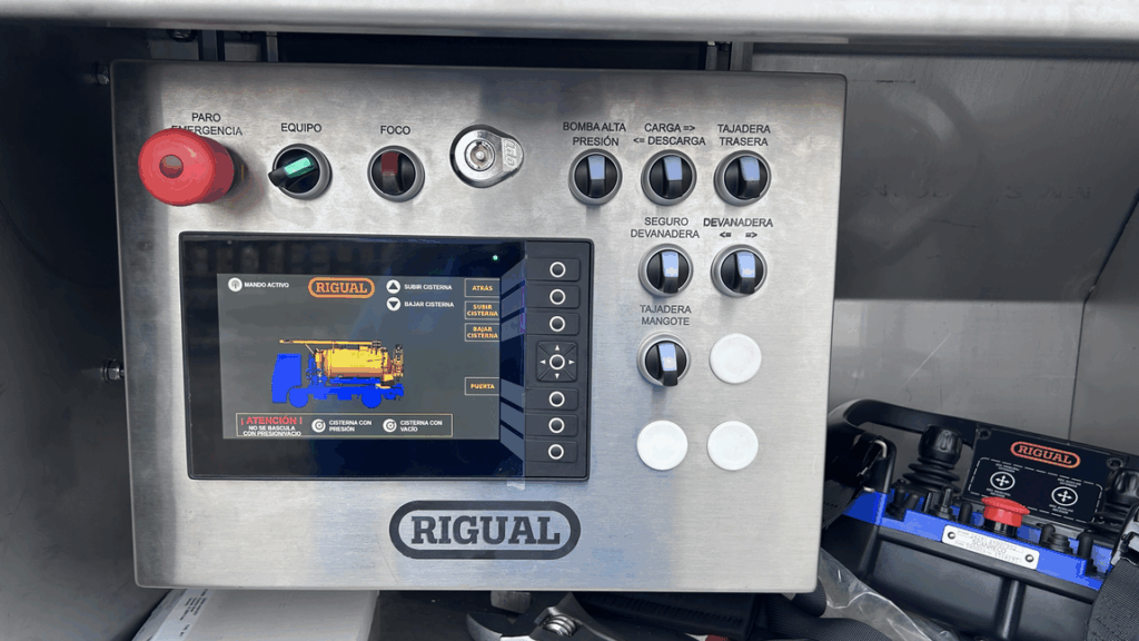 panel de control de un camión cisterna fabricado por RIGUAL