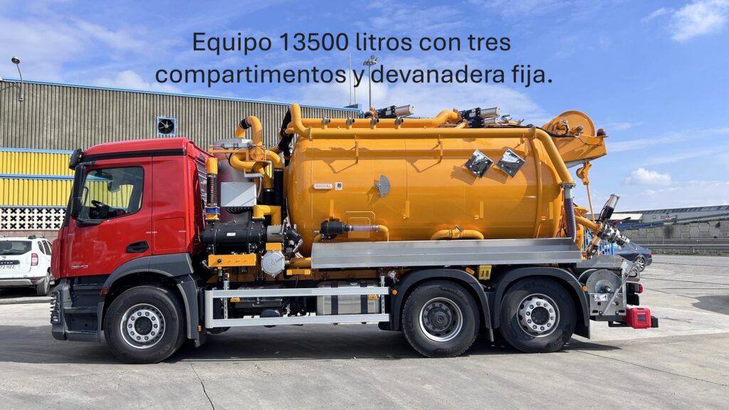 equipo de limpieza y alcantarillado con una capacidad de 13.500 litros,