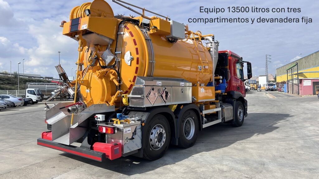 equipo de limpieza y alcantarillado con una capacidad de 13.500 litros