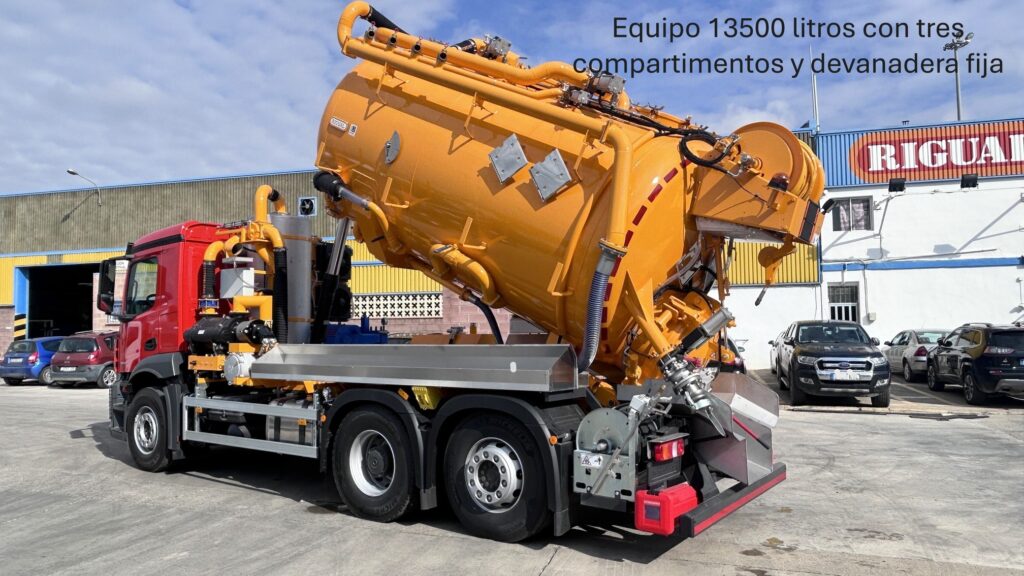 camión aspirador o camión cisterna de vacío.