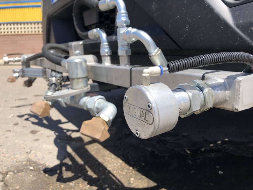 Barra de riego y baldeo con bocas de pato y piñas laterales