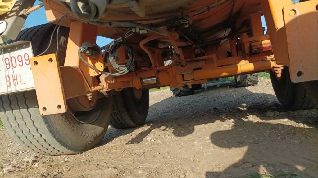 parte trasera e inferior de un remolque agrícola